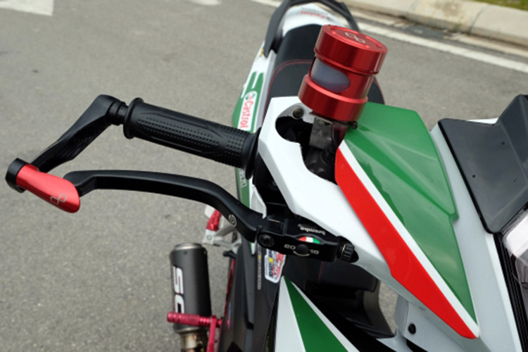 Dàn vỏ đầu được giữ nguyên nhưng được lắp thêm bảo vệ tay phanh, phanh dầu và tay Brembo hoàn toàn mới. Những yếu tố này sẽ giúp cho tăng độ an toàn cho người lái xe.