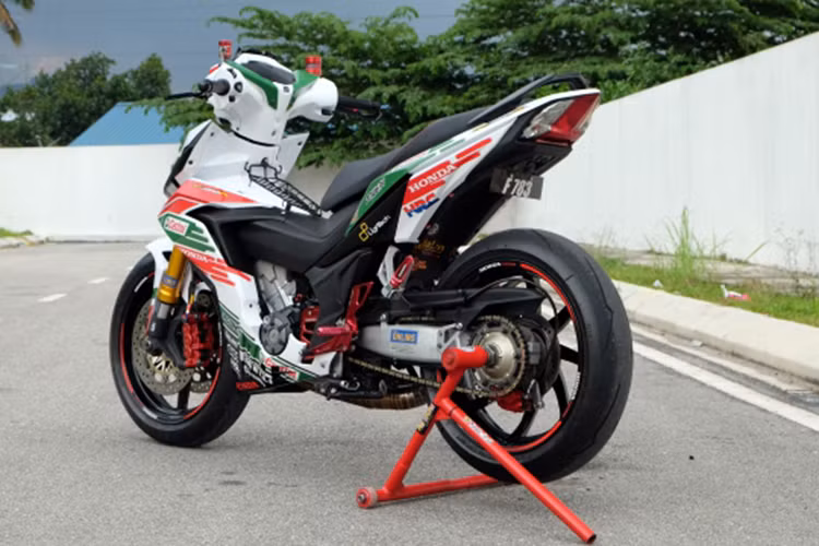 Cặp lốp lớn hơn cũng được tích hợp kèm vào chiếc xe máy côn tay Honda Winner 150 này. Chắn bùn nguyên bản phía sau của xe cũng đã bị lược bỏ.