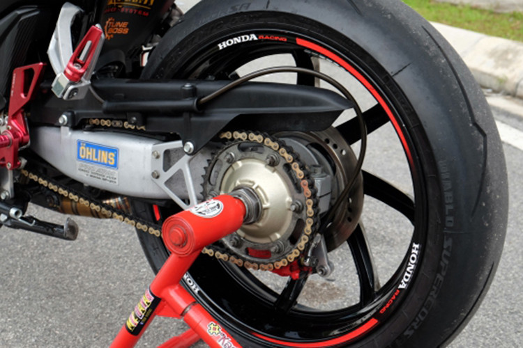Bộ gắp sau đã được bổ sung là dạng gắp đơn thửa từ Honda VFR400. Bộ gắp này giúp bản độ thêm phần ấn tượng.