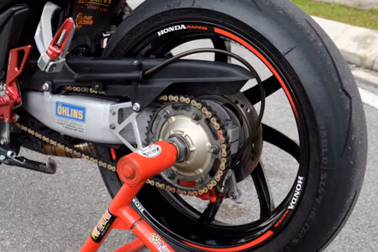 Bộ gắp sau đã được bổ sung là dạng gắp đơn thửa từ Honda VFR400. Bộ gắp này giúp bản độ thêm phần ấn tượng.