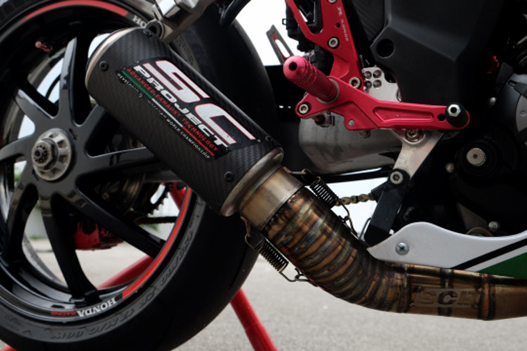 Lon pô SC cùng cổ pô con sâu được làm theo kiểu hàn rối. Cách làm này giúp chiếc xe trông trông rất bắt mắt và cho âm thanh phấn khích hơn nhiều so với nguyên bản.