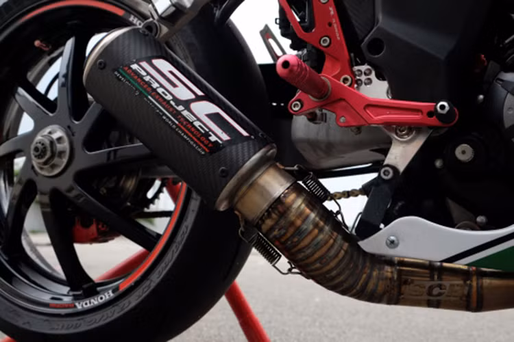 Lon pô SC cùng cổ pô con sâu được làm theo kiểu hàn rối. Cách làm này giúp chiếc xe trông trông rất bắt mắt và cho âm thanh phấn khích hơn nhiều so với nguyên bản.