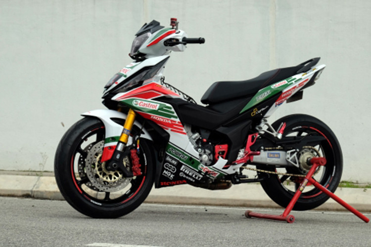 Điểm nhấn đầu tiên của chiếc Honda Winner 150 độ này chính là bộ cánh Castrol với ba màu chủ đảo đỏ xanh và trắng nổi bật. Chiếc xe underbone gọn gàng ban đầu được thổi lên thành ngoại hình đầy mạnh mẽ.