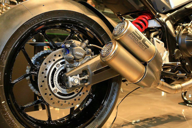 Hãng xe máy Honda đã tái sử dụng thiết kế mâm 5 cánh kép chữ Y từng xuất hiện trên Honda CB1000R thế hệ mới cho mẫu xe ý tưởng này.