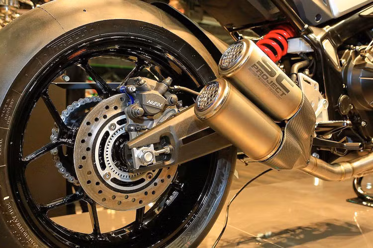 Hãng xe máy Honda đã tái sử dụng thiết kế mâm 5 cánh kép chữ Y từng xuất hiện trên Honda CB1000R thế hệ mới cho mẫu xe ý tưởng này.