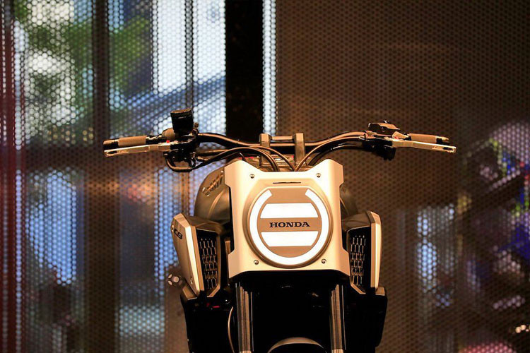 Honda CB650r được đánh giá hiện đại và cá tính hơn nhờ thiết kế phần đầu xe với đèn pha LED tròn được tích hợp thẳng vào mặt nạ trước bằng nhôm, thay vì tách rời ra thành chóa riêng.