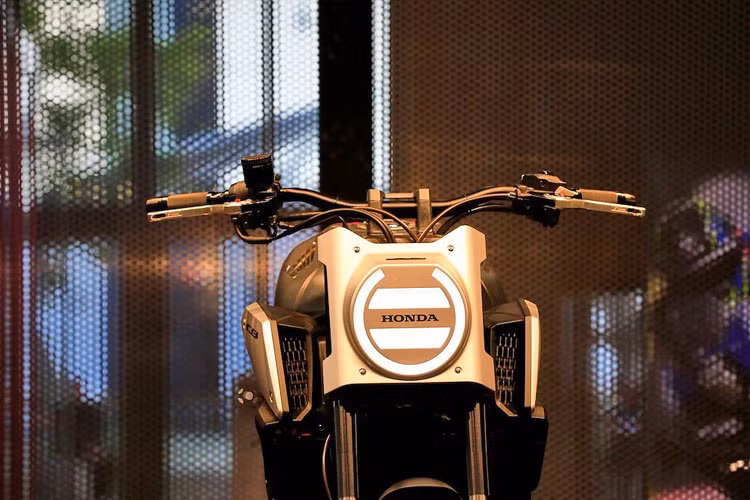 Honda CB650r được đánh giá hiện đại và cá tính hơn nhờ thiết kế phần đầu xe với đèn pha LED tròn được tích hợp thẳng vào mặt nạ trước bằng nhôm, thay vì tách rời ra thành chóa riêng.