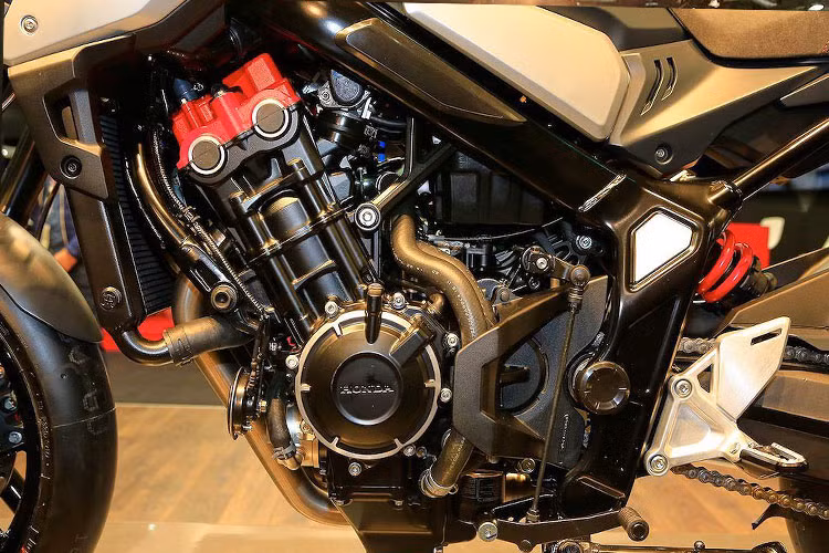 CB650R concept dự đoán sẽ được trang bị động cơ 4 xy lanh thẳng hàng DOHC, phun xăng điện tử PGM-FI, mát bằng dung dịch và đặt trong khung nhôm đôi.