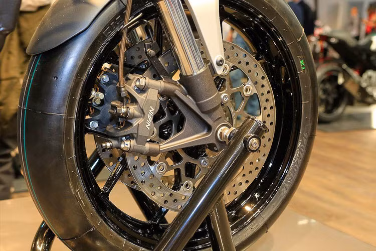 CB650R cao cấp hơn nhiều với cặp phuộc USD thay vì ống lồng, kết hợp với các heo phanh Nissin 4 piston đối xứng bắt dọc (radial)