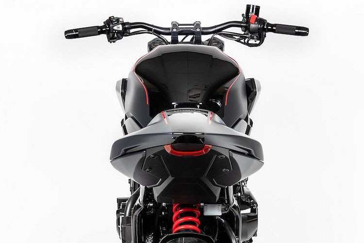 Phần đuôi vuốt nhọn và cao phía sau giúp cho chiếc xe có vẻ thể thao và một lần nữa hướng tới phong cách streetfighter.