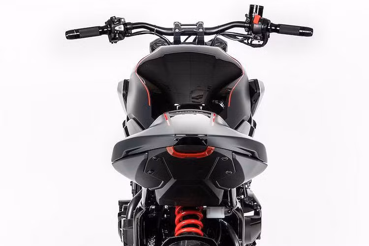 Phần đuôi vuốt nhọn và cao phía sau giúp cho chiếc xe có vẻ thể thao và một lần nữa hướng tới phong cách streetfighter.