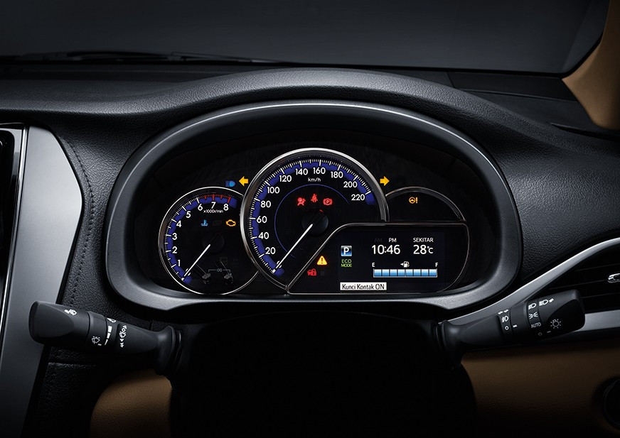 Vô lăng xe Toyota Vios 2018 sử dụng vô lăng 3 chấu thể thao, có tích hợp các chức năng điều khiển âm thanh trên vô lăng, mang đến sự tiện lợi khi vừa di chuyển vừa điểu khiển hệ thống âm thanh.