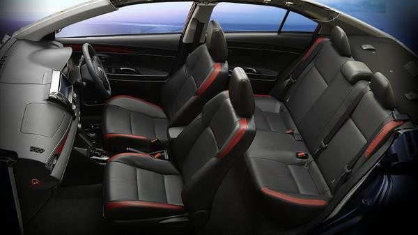 Xe gồm hai hàng ghế rộng rãi. Để đảm bảo an toàn cho người dùng, Toyota Vios 2018 được trang bị 7 túi khí, hệ thống chống bó cứng phanh ABS, phân bổ lực phanh điện tử, trợ lực phanh, hỗ trợ khởi hành ngang dốc và cân bằng điện tử.