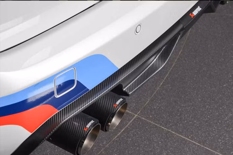 Cận cảnh ống xả hiệu Akrapovic được ốp bằng sợi carbon đắt tiền.