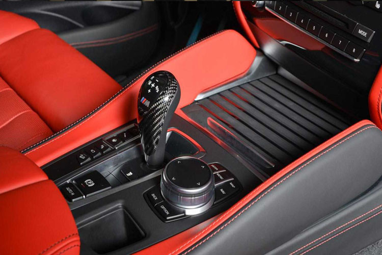 Động cơ xe vẫn giữ nguyên bản. Động cơ này đi kèm hộp số tự động 8 cấp và dẫn động 4 bánh toàn thời gian. Theo hãng xe ôtô BMW, chiếc SUV có thể tăng tốc từ 0 - 100 km/h chỉ trong 4 giây.