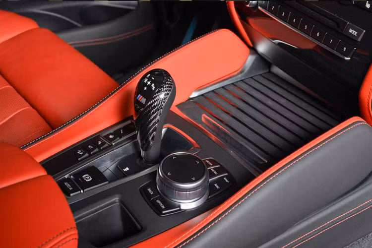 Động cơ xe vẫn giữ nguyên bản. Động cơ này đi kèm hộp số tự động 8 cấp và dẫn động 4 bánh toàn thời gian. Theo hãng xe ôtô BMW, chiếc SUV có thể tăng tốc từ 0 - 100 km/h chỉ trong 4 giây.