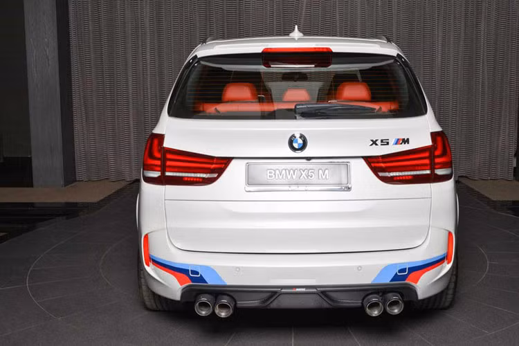 Chi tiết dải sơn ba màu cũng được áp dụng cho phía đuôi xe. Đặc biệt, ống xả hiệu Akrapovic được ốp bằng sợi carbon đi kèm với bộ khuếch tán gió ở dưới.