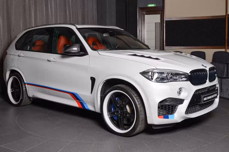 Về ngoại hình bên ngoài, BMW X5 M-Series Abu Dhabi được đánh giá có phần thể thao, mạnh mẽ hơn rất nhiều so với nguyên bản. Đặc biệt, nắp ca pô đến từ hãng Manhart với những khe gió màu đen thay thế ca pô cũ. Hai bên cản dưới được sơn 3 màu logo bộ phận M của BMW cũng như 2 sọc kéo dài ngang hông xe rất ấn tượng.
