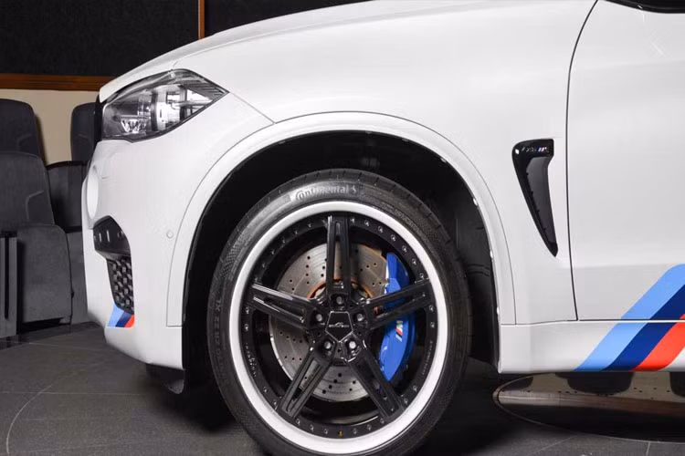 BMW X5 M bản độ này cũng được trang bị la zăng AC Schnitzer với 5 chấu kép màu đen. Vành ngoài la zăng được sơn trăng giống màu sơn xe.
