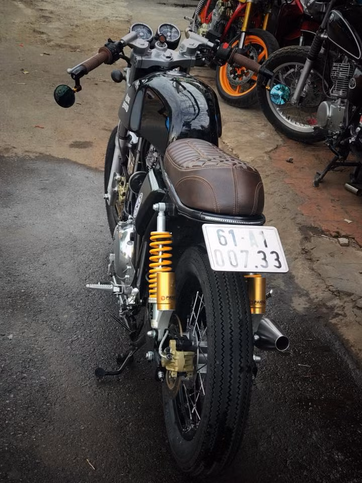 Chủ nhân chiếc xe cũng yêu cầu thay đổi kích thước lốp xe từ 18 inch xuống 17 inch với thông số cụ thể bánh trước/sau lần lượt 4.00-17 và 4.50-17 nhằm hạ thấp trọng tâm xe xuống.