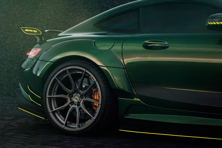 Hệ thống treo với bộ giảm chấn lò xo cuộn KW được nâng cấp vững chắc hơn và bộ miếng đệm lốp H&amp;R giúp cố định các bánh xe.