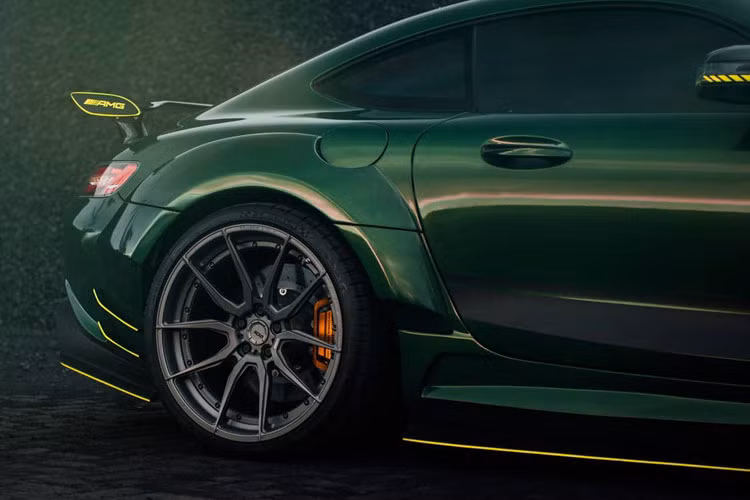 Hệ thống treo với bộ giảm chấn lò xo cuộn KW được nâng cấp vững chắc hơn và bộ miếng đệm lốp H&amp;R giúp cố định các bánh xe.