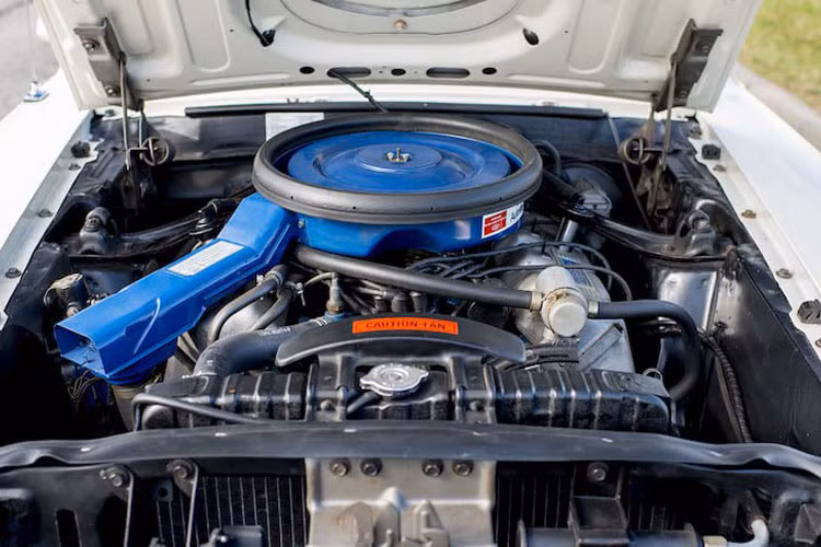 Dưới nắp capo là động cơ xe vẫn còn khá mới.