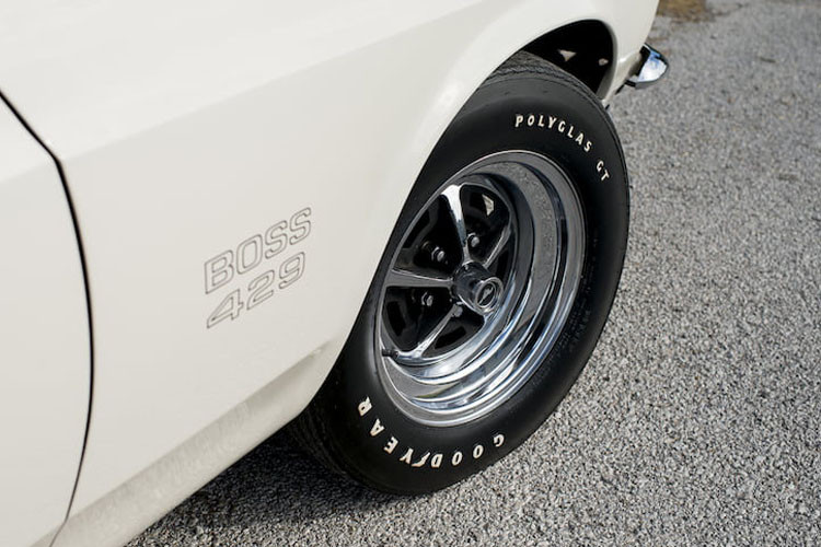 ... và bộ la zăng Magnum 500 đi kèm lốp Goodyear Polyglas.