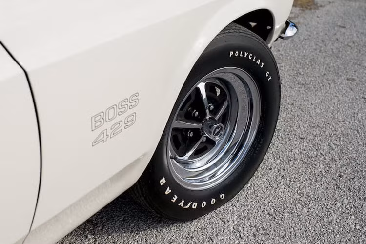 ... và bộ la zăng Magnum 500 đi kèm lốp Goodyear Polyglas.