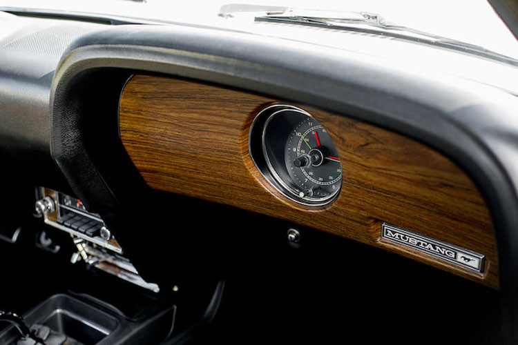 Đặc biệt, chiếc xế cụ Ford Mustang này có thêm cụm đồng hồ ở tap lô phía ghế phụ và một số chi tiết làm bằng kim loại.