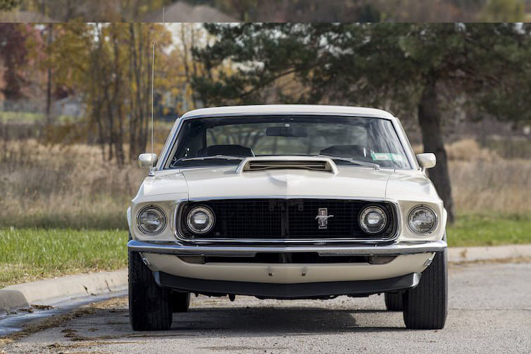 Chiếc Ford Mustang hàng hiếm ra đời từ năm 1969 vẫn sở hữu vẻ đẹp cổ điển hiếm có cùng ngoại thất vẫn còn như mới. Chiếc xe coupe cổ điển này đã lăn bánh được gần 29.000 km và Boss 429 đã được Ford bán ra từ gần 50 năm trước.