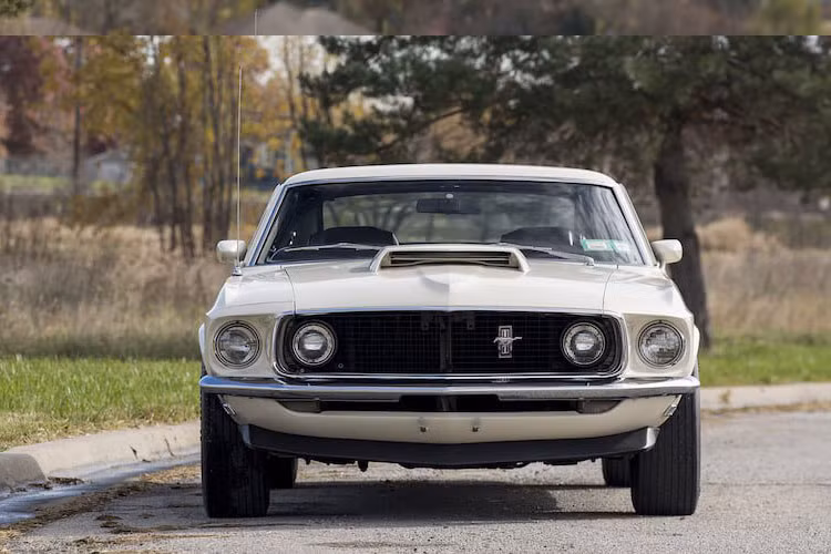 Chiếc Ford Mustang hàng hiếm ra đời từ năm 1969 vẫn sở hữu vẻ đẹp cổ điển hiếm có cùng ngoại thất vẫn còn như mới. Chiếc xe coupe cổ điển này đã lăn bánh được gần 29.000 km và Boss 429 đã được Ford bán ra từ gần 50 năm trước.