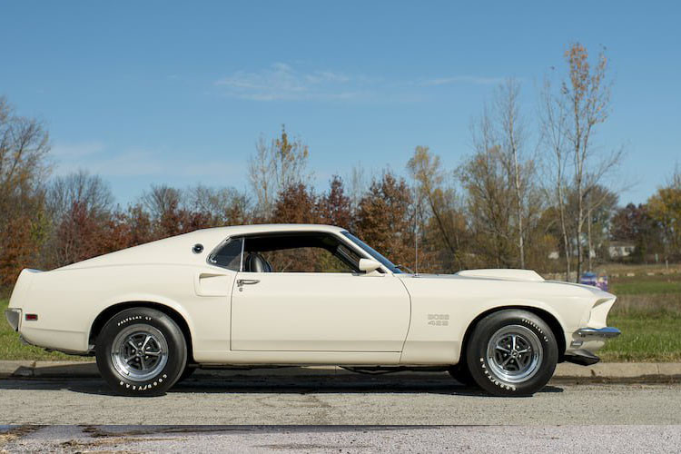 Dù trải qua gần 50 năm nhưng Ford Mustang Boss 429 vẫn được giữ tình trạng nguyên bản với màu sơn trắng Wimbledon White không tì vết ...