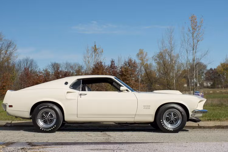 Dù trải qua gần 50 năm nhưng Ford Mustang Boss 429 vẫn được giữ tình trạng nguyên bản với màu sơn trắng Wimbledon White không tì vết ...