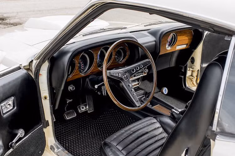 Nội thất xe đậm chất cổ điển với tone màu đen chủ yếu và nổi bất bởi các chiếc tiết ốp gỗ hiện đại. Xe được trang bị ghế da màu đen đi kèm vô lăng 3 chấu.