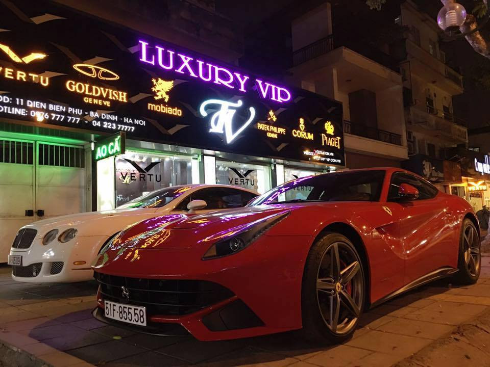 Không hề kém cạnh, Lamborghini Huracan dẫn động cầu sau sử dụng động cơ V10, dung tích 5,2 lít, tuy nhiên, công suất tối đa chỉ có 580 mã lực và mô-men xoắn cực đại 540 Nm. Động cơ kết hợp với hộp số ly hợp kép 7 cấp, cho phép xe tăng tốc từ 0-100 km/h trong 3,4 giây và đạt vận tốc tối đa 320 km/h. Nguồn ảnh: Quang Tùng.