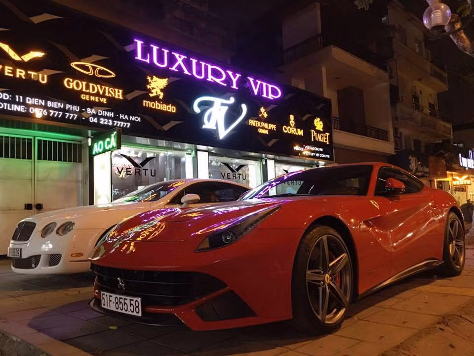 Không hề kém cạnh, Lamborghini Huracan dẫn động cầu sau sử dụng động cơ V10, dung tích 5,2 lít, tuy nhiên, công suất tối đa chỉ có 580 mã lực và mô-men xoắn cực đại 540 Nm. Động cơ kết hợp với hộp số ly hợp kép 7 cấp, cho phép xe tăng tốc từ 0-100 km/h trong 3,4 giây và đạt vận tốc tối đa 320 km/h. Nguồn ảnh: Quang Tùng.