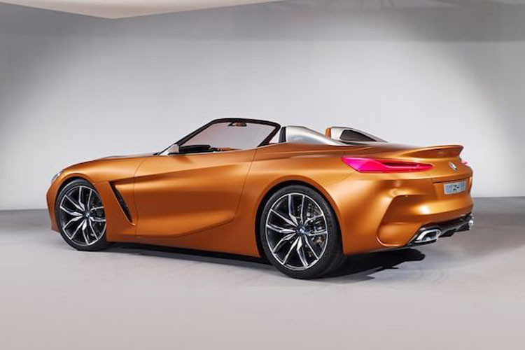 Bộ mâm BMW Z4 được sơn đen bóng ấn tượng. Hốc lấy gió nhỏ được đặt ngay sát phần bánh trước.