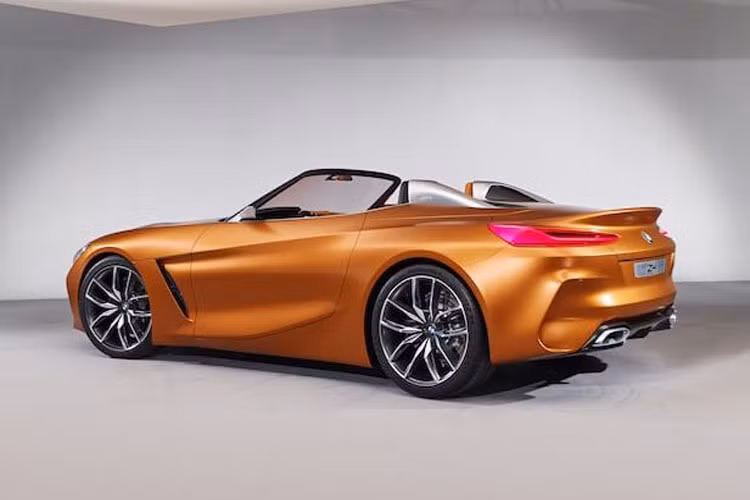 Bộ mâm BMW Z4 được sơn đen bóng ấn tượng. Hốc lấy gió nhỏ được đặt ngay sát phần bánh trước.