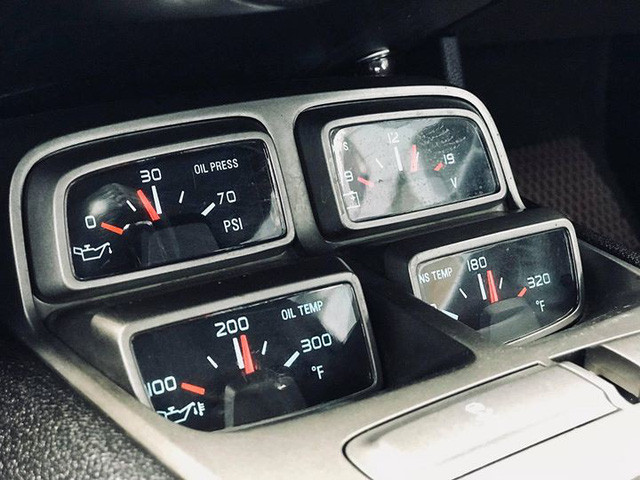 Xe có đến 2 đồng hồ analog và 1 đồng hồ điện tử.