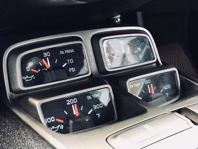 Xe có đến 2 đồng hồ analog và 1 đồng hồ điện tử.