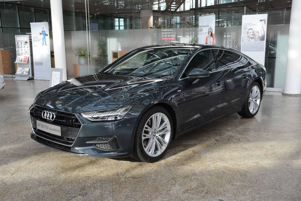 Chiếc Audi A7 Sportback 2019 sở hữu màu sơn xanh xám (Triton Blue Metallic) này được xem là màu sơn mới nhất của hãng Audi.