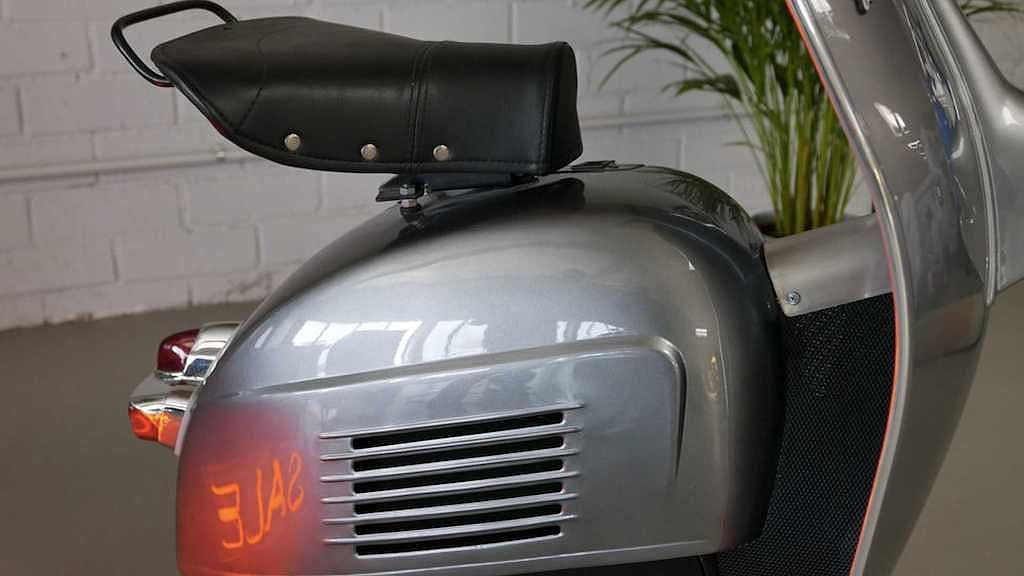 Phần hông hình bầu với các khe thoát nhiệt đều sao y bản chính hình ảnh của Vespa Sprint cổ. Phần bầu là nơi chứa mô-tơ điện tích hợp với bánh xe duy nhất, đồng thời pin cũng được đặt ở đây.