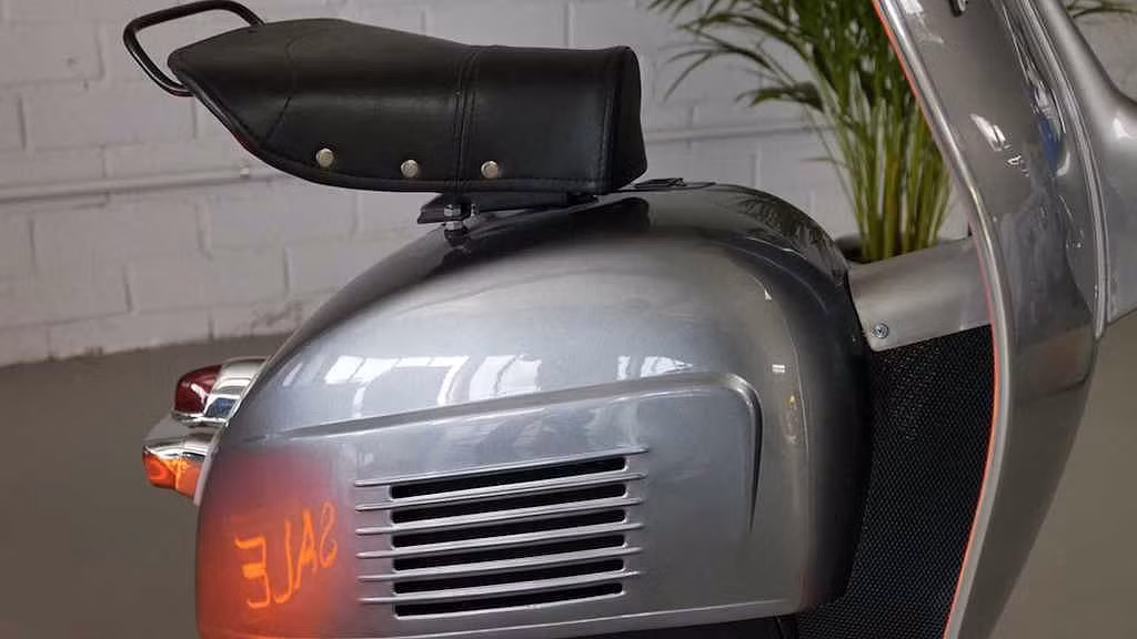Phần hông hình bầu với các khe thoát nhiệt đều sao y bản chính hình ảnh của Vespa Sprint cổ. Phần bầu là nơi chứa mô-tơ điện tích hợp với bánh xe duy nhất, đồng thời pin cũng được đặt ở đây.