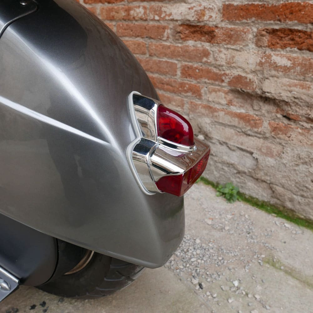 Đèn hậu của xe của chiếc xe điện "1 chân" mang phong cách Vespa.