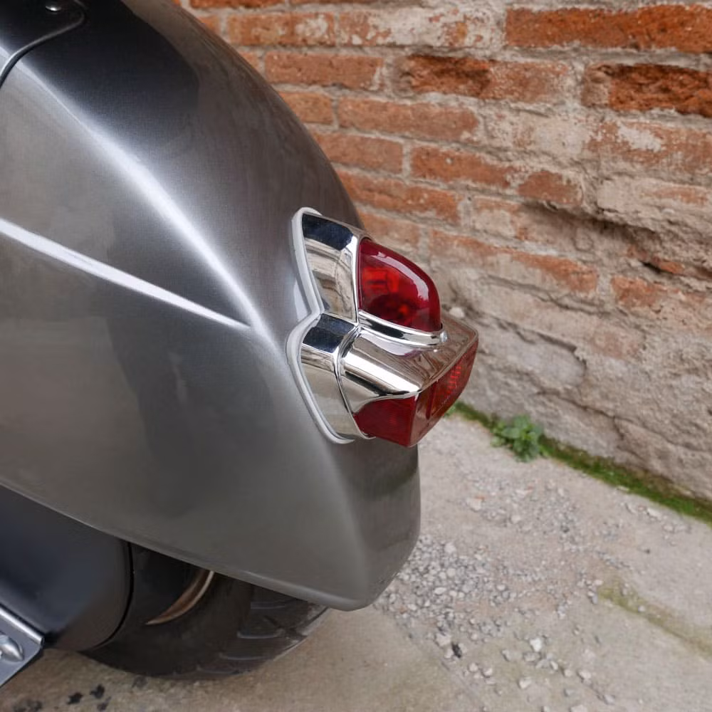 Đèn hậu của xe của chiếc xe điện "1 chân" mang phong cách Vespa.