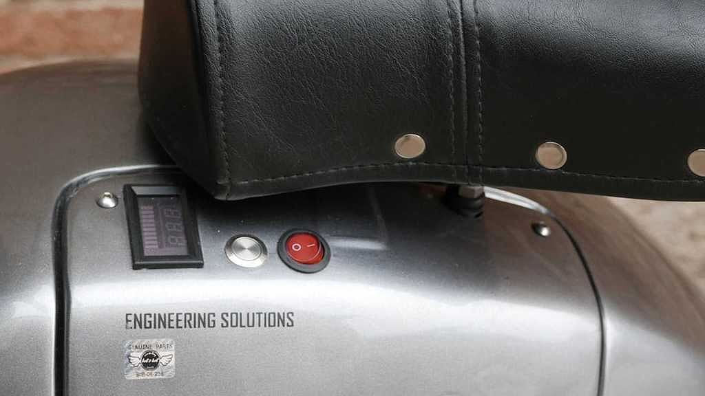 Nút nguồn nằm trên phần bầu này. Chiếc xe được trang bị một khối pin Li-ion 60V nuôi động cơ không chổi than, đạt tốc độ tối đa khoảng hơn 32km/h và tầm hoạt động từ 48-64km.