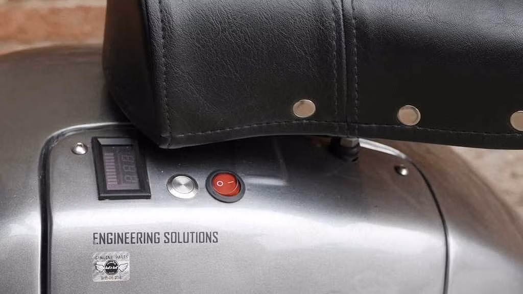 Nút nguồn nằm trên phần bầu này. Chiếc xe được trang bị một khối pin Li-ion 60V nuôi động cơ không chổi than, đạt tốc độ tối đa khoảng hơn 32km/h và tầm hoạt động từ 48-64km.