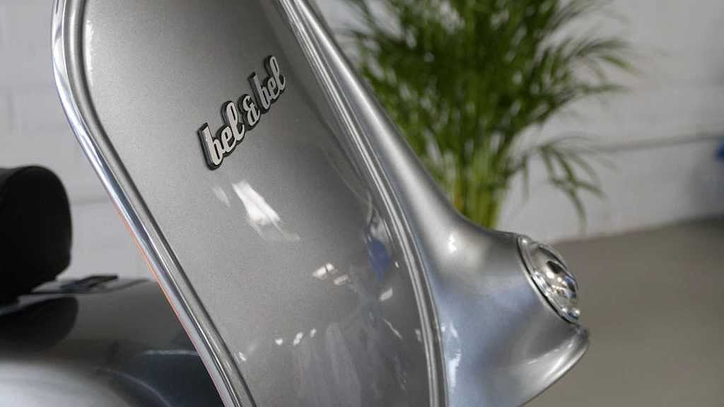 Yếm xe với logo thương hiệu xe máy điện Bel&amp;Bel in nổi bật.