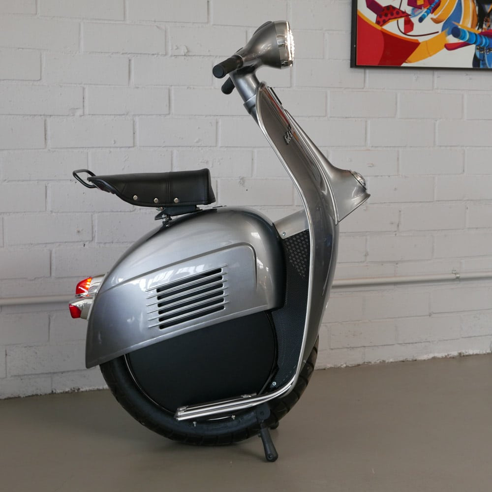 Khó có thể hình dung được chiếc xe này sẽ được di chuyển như thế nào. Nó trông chẳng khác gì một chiếc Vespa Sprint thế hệ đầu tiên bị rút ngắn bằng cách cắt đi sàn để chân và bánh trước.